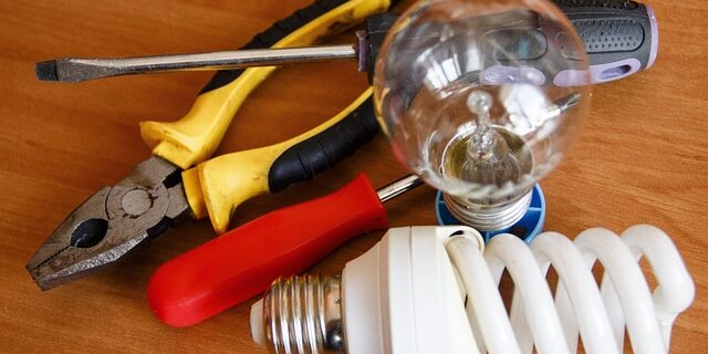 Elektrikář Praha 6 – výměna žárovky a drobné elektro opravy